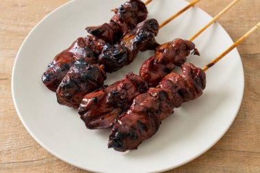 Izakaya usulü ızgara tavuk ciğeri şiş yakitori. Asya usulü.