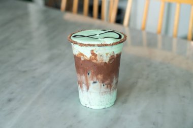 Masada naneli buzlu çikolatalı milkshake bardağı