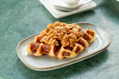 Tabakta badem ve karamel olan Croffles Croissant ve Waffle 'dan gelen bileşik kelimeyi besin trend et.