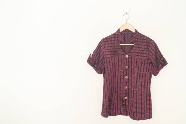 Duvarında ahşap askı asılı güzel bir kadın gömleği.