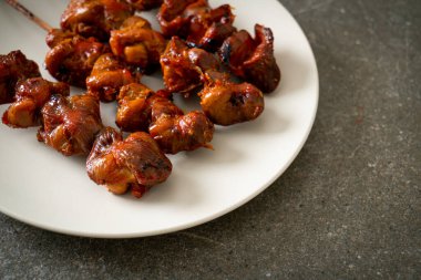 Izakaya usulü ızgara tavuk şiş yakitori servis edilir. Asya usulü.