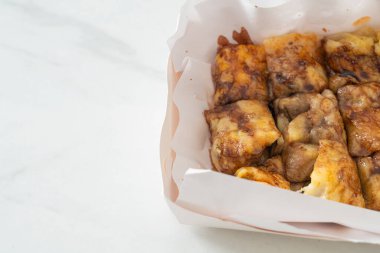 Yumurtalı, muzlu ve çikolatalı kızartma.