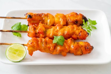 Baharatlı ve otlu ızgara tavuk şişi.