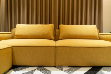 Oturma odasında boş altın hardal kanepesi