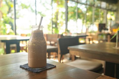 Buzlu çikolatalı milkshake frappe ya da kafe ve restoranda harmanlamak.