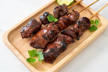 Izgara tavuk ciğeri, sebzeli ve baharatlı.