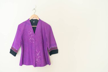 Duvarında ahşap askı asılı güzel bir kadın gömleği.