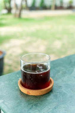 Kahve dükkanı ve restoranda buzlu americano kahve bardağı.