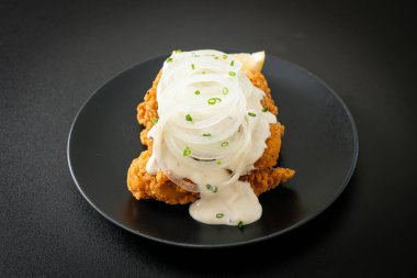 Kore usulü kremalı soğan soslu kar soğanı tavuğu ya da kızarmış tavuk.