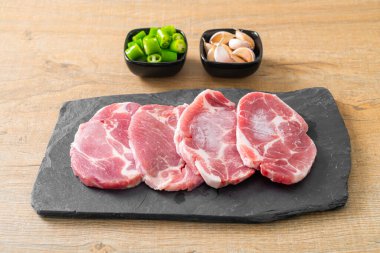 Taze domuz boyunlu ya da yakalı domuz eti ve terbiye edilecek malzemeler.