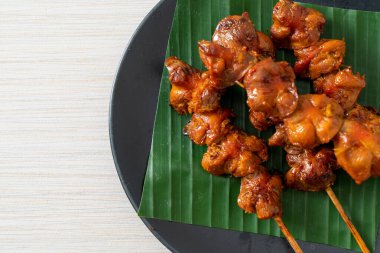 Izgara tavuk şişi, Asya sokak yemeği tarzı.