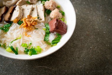 Vietnam Pirinç Erişte Çorbası ve Vietnam Sosisi sebze ve çıtır soğan sundu. Asya usulü.