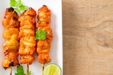 Baharatlı ve otlu ızgara tavuk şişi.