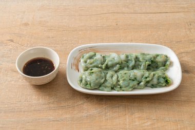 Soslu buğulanmış frenk soğanı. Asya usulü.