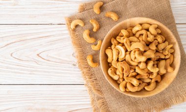 Tahta kasede fındık ve fotokopi alanı.