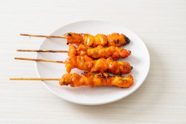 Izakaya usulü ızgara tavuk şiş yakitori servis edilir. Asya usulü.