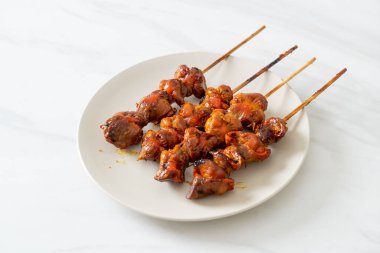 Izakaya usulü ızgara tavuk şiş yakitori servis edilir. Asya usulü.