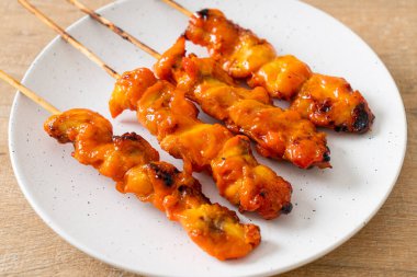 Izakaya usulü ızgara tavuk şiş yakitori servis edilir. Asya usulü.