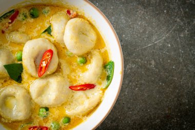 Balık köfteli yeşil köri çorbası - Tayland yemeği tarzı