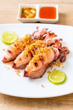 Sarımsaklı kızarmış kalamar - deniz ürünleri tarzı.