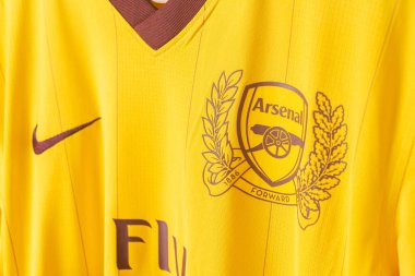 Bangkok, Tayland - 18 Ocak 2022: Arsenal retro gömlek üzerindeki Arsenal logosunu kapatın.