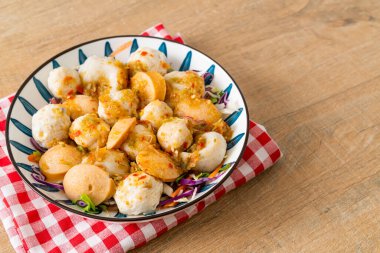 Köfte ve baharatlı salata. Sağlıklı yemek tarzı.