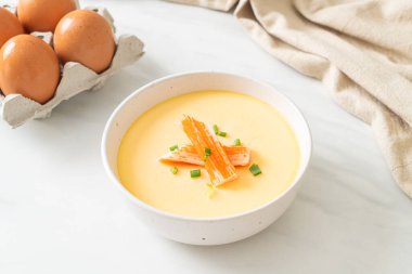 Yengeç sopasıyla haşlanmış yumurta ve taze soğan.