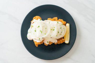 Kore usulü kremalı soğan soslu kar soğanı tavuğu ya da kızarmış tavuk.