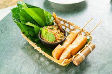 Izgara somon şiş ile pomelo salatası