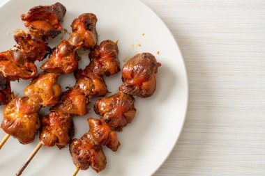 Izakaya usulü ızgara tavuk şiş yakitori servis edilir. Asya usulü.