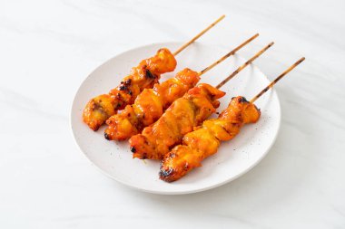 Izakaya usulü ızgara tavuk şiş yakitori servis edilir. Asya usulü.