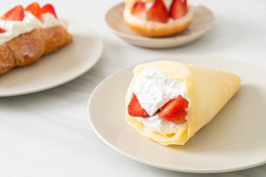 Taze çilek ve taze krep.