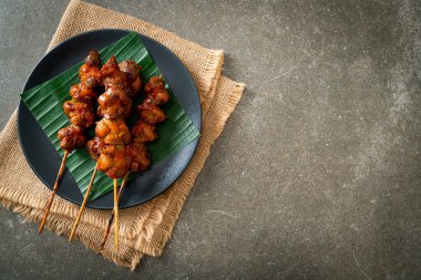 Izgara tavuk şişi, Asya sokak yemeği tarzı.