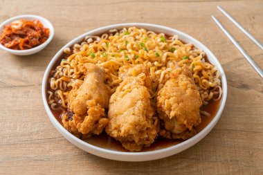 Kore usulü kızarmış tavuklu erişte ya da kızarmış tavuk Ramyeon Kore usulü.