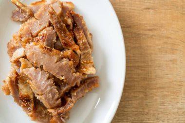 Izgara domuz boynu ya da Tayland baharatlı soslu kömür kaynayan domuz boynu.