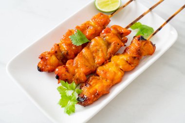 Baharatlı ve otlu ızgara tavuk şişi.