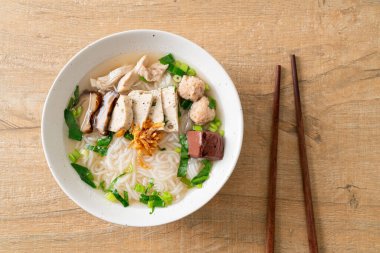 Vietnam Pirinç Erişte Çorbası ve Vietnam Sosisi sebze ve çıtır soğan sundu. Asya usulü.