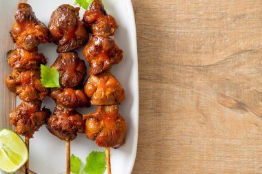 Izgara tavuk şişi. Tabakta baharat ve şifalı otlar var.