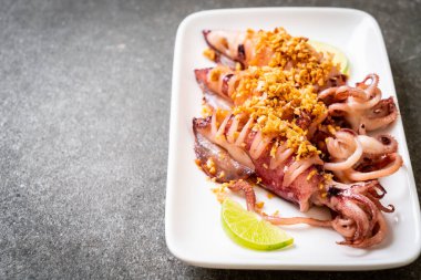 Sarımsaklı kızarmış kalamar - deniz ürünleri tarzı.