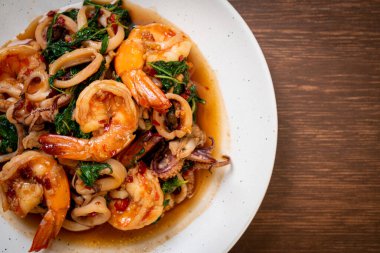 Tayland fesleğenli kızarmış deniz ürünleri (karides ve kalamar) - Asya usulü