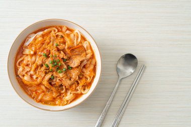 Kore udon eriştesi ve kimchi çorbası, Asya usulü.