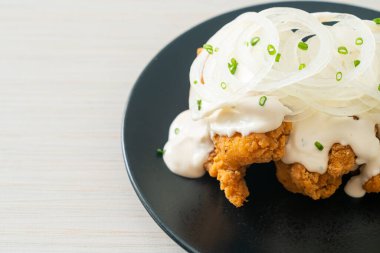 Kore usulü kremalı soğan soslu kar soğanı tavuğu ya da kızarmış tavuk.