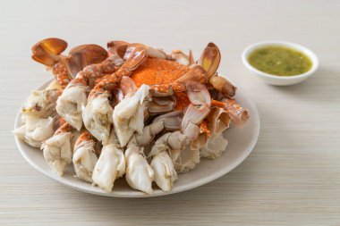 Baharatlı deniz ürünleri soslu haşlanmış mavi yengeç. Deniz ürünleri tarzı.