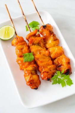 Baharatlı ve otlu ızgara tavuk şişi.