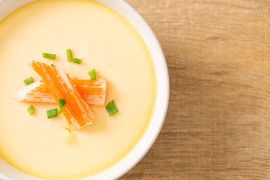 Yengeç sopasıyla haşlanmış yumurta ve taze soğan.