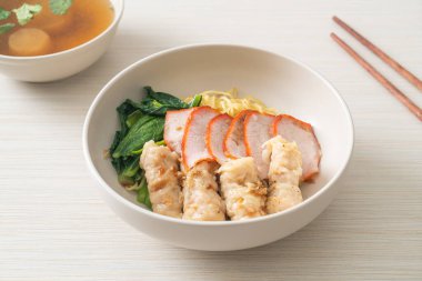 Barbekü Kırmızı Domuz eti ve Asya usulü Çorbalı Wonton Eriştesi.