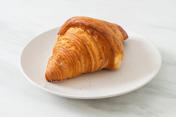 Frisches Croissant Auf Weißem Teller Mit Schwarzem Kaffee — Stockfoto