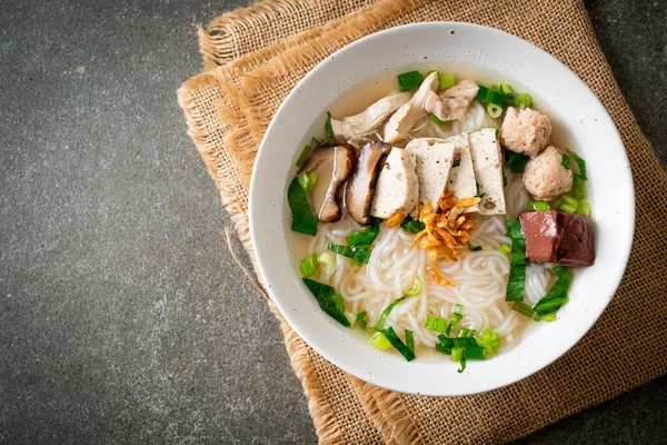 Vietnam Pirinç Erişte Çorbası ve Vietnam Sosisi sebze ve çıtır soğan sundu. Asya usulü.