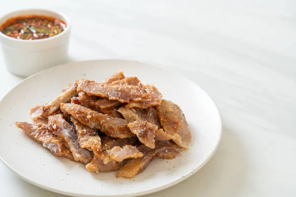 Gegrilde Varkenshals Met Houtskool Gekookte Varkensnek Met Thaise Kruidige Dipsaus — Stockfoto