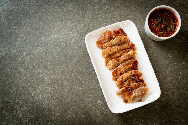 Grillad Fläskhals Eller Kolkokt Fläskhals Med Thai Spicy Doppsås — Stockfoto